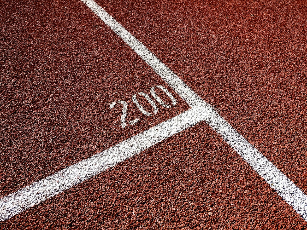 Tempo Runs vs Intervals 2026: The Base-Building Mistake Killing Most Men's Spring Marathon Cycles